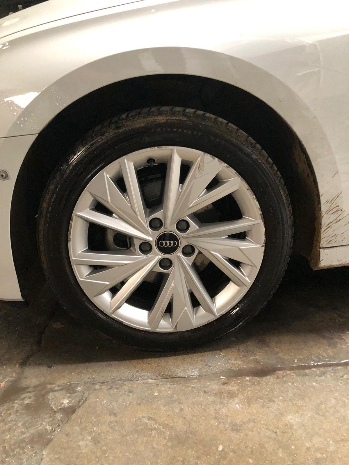 Llanta de Audi limpia y brillante, después del detalle