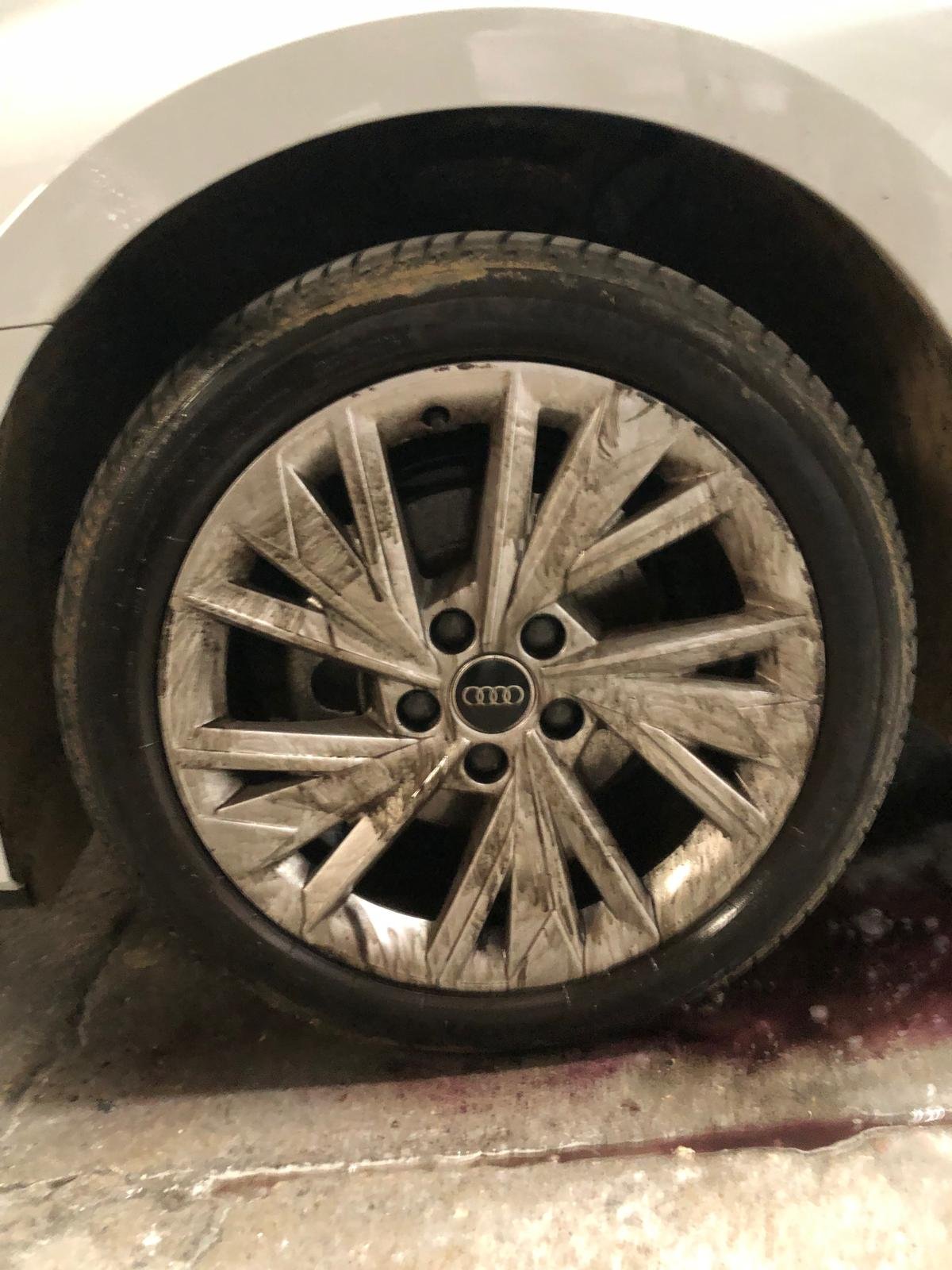 Llanta de Audi sucia y opaca, antes del detalle