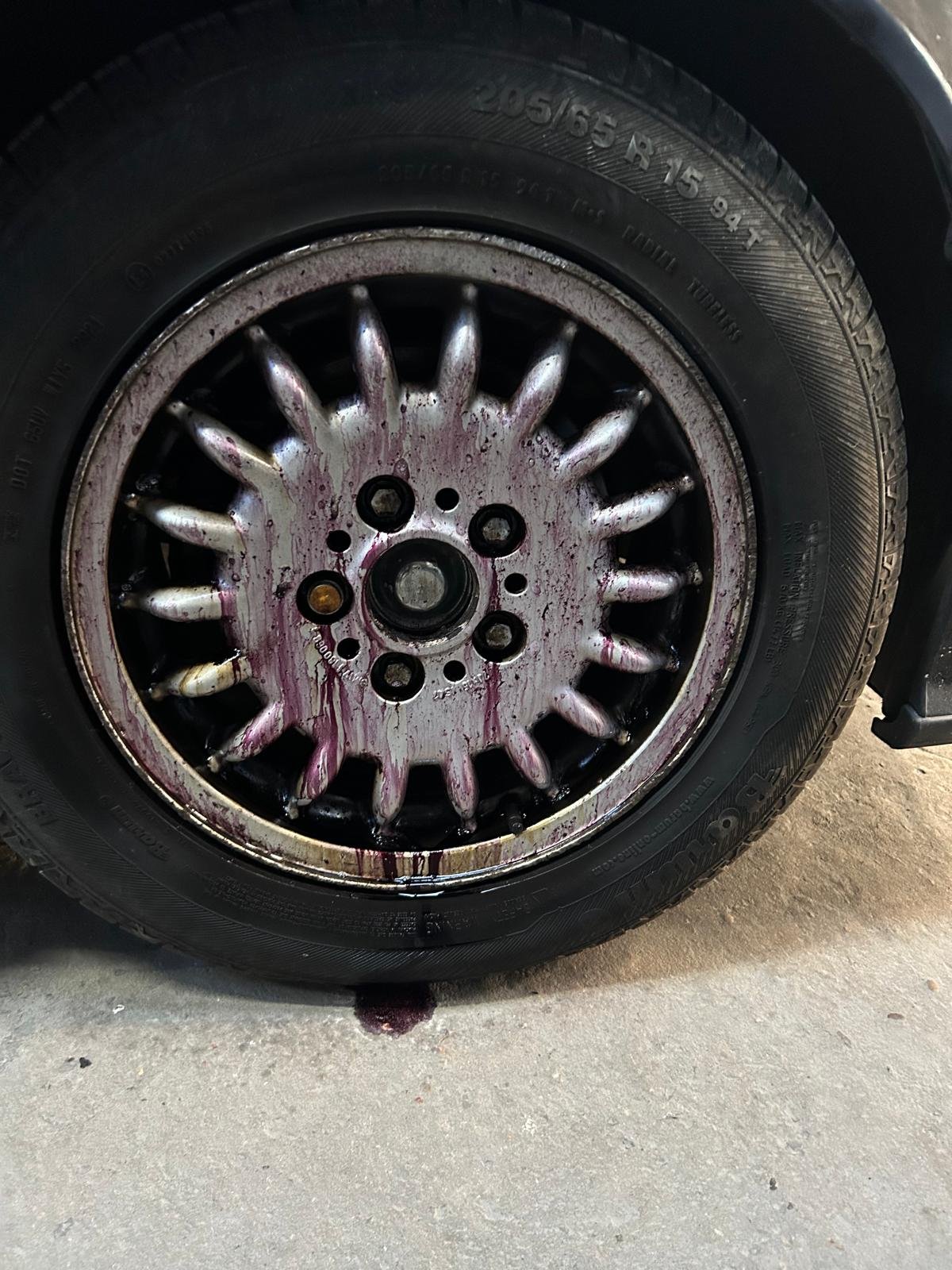 Llanta de BMW 328i sucia, con manchas, antes del detalle