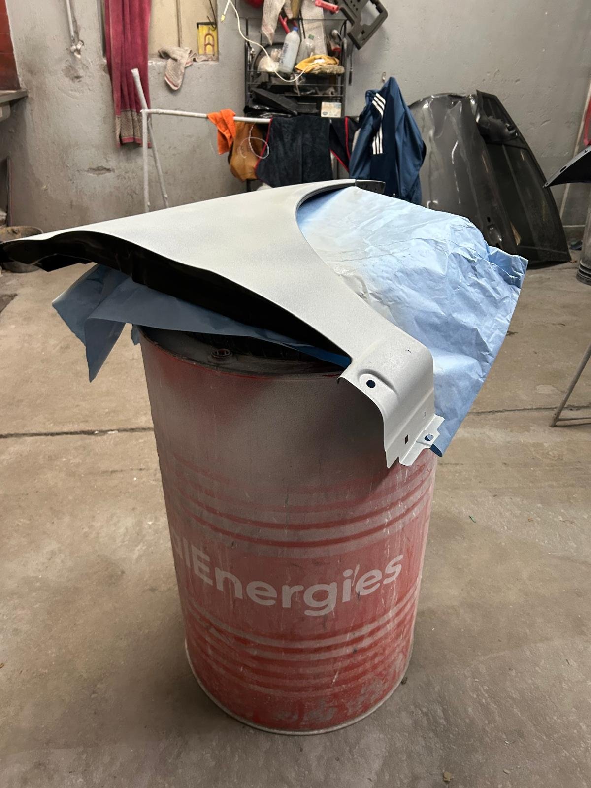 Guardabarros gris plata recién pintado sobre un tambor