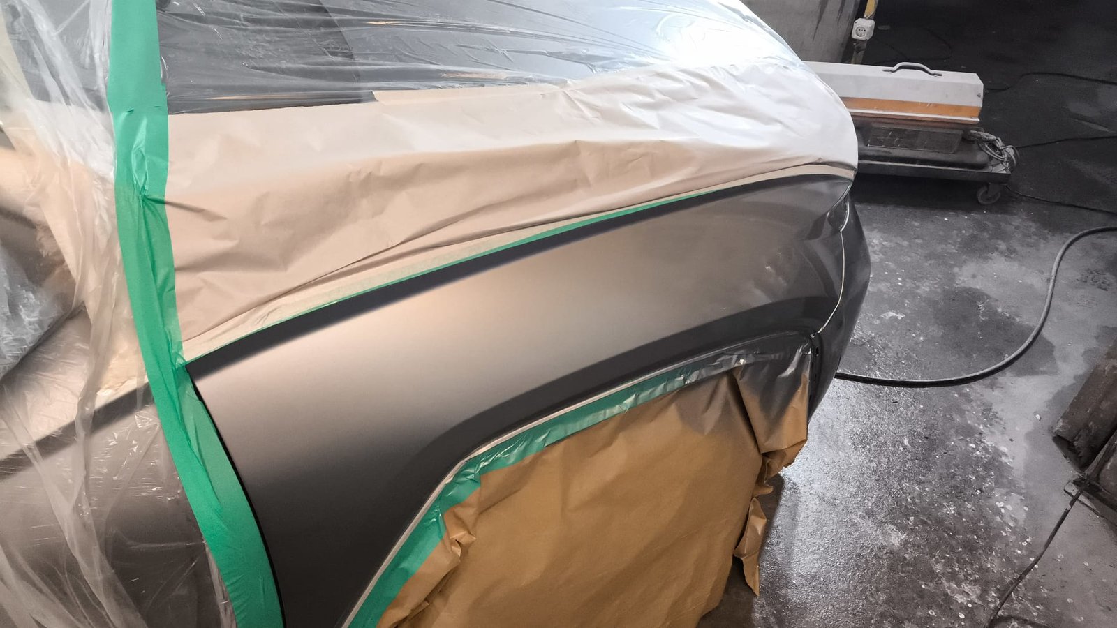 Hyundai Tucson en el taller Quebecar, durante la reparación de chapa