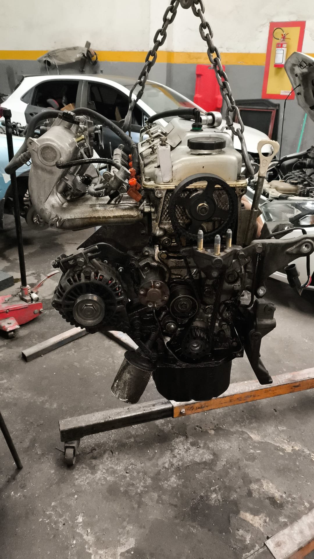 Motor izado con aparejo durante una reparación mecánica