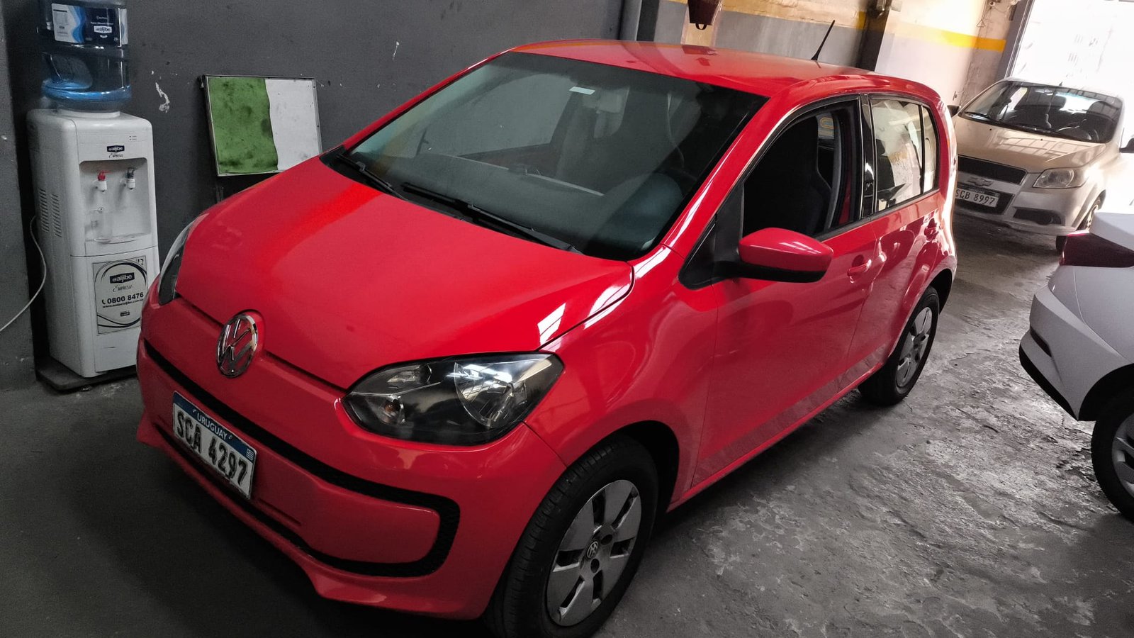 Volkswagen up! rojo terminado, dentro del taller Quebecar